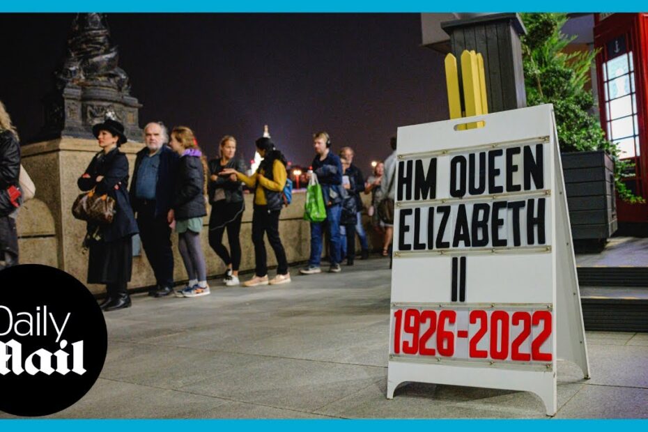 How many people queued to see the queen